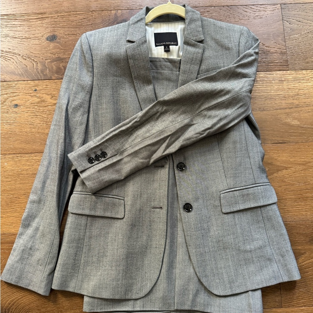 Banana Republic Classic Gray Suit us sz 6